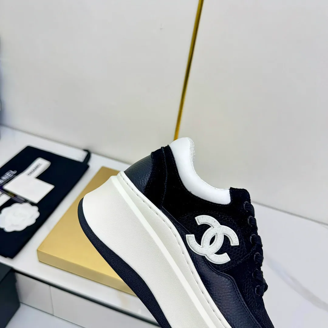 👟👟Ex-factory price 600👟👟 Upgraded version, upgraded version, upgraded version! No rebuttal accepted! ! ! ! Chanel Chanel panda shoes! 2025 counter's top casual sports shoes. This classic design; the upper is electro-embroidered with a variety of techniques; the outsole is fashionable and sporty; the unusual inclusion of a variety of color matching elements... The diversified mix and match is very good-looking and versatile, and can be used for leisure, fashion, sports, and outdoor... ꫛꫀꪝ Go➫ Materials: ❶Upper made of: original imported first-layer silk cowhide + original waterproof cloth + original first-layer cowhide ❷Inner lining: Original Yangli+Net ❸Outsole based on: Original TPU combination outsole Counter boutique packaging complete set for women 35–41 👉 👉 👉 👉 👉